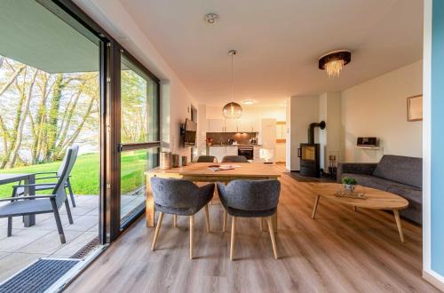 Krakow am See Apartamento | Lotusblume - 5 Sterne Ferienunterkunft mit möblierter Terrasse am Krakower See