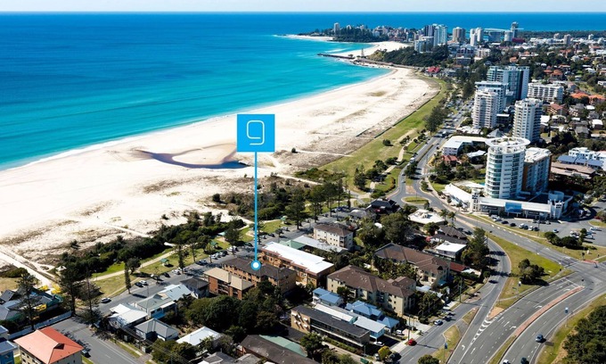 Bilinga Apartamento | Lou's Tiki Pad - Beachfront Bilinga - Min. 2 Night Stays!
