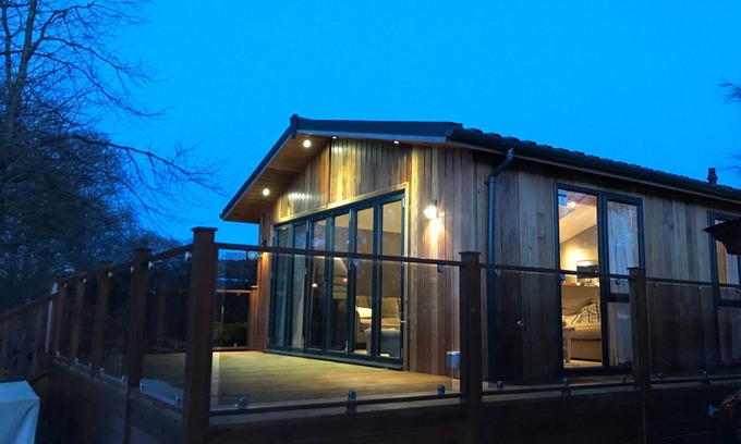 Bowness-on-Windermere Cabaña | Loubi's Lakeside Lodge