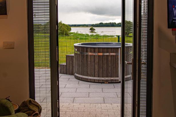 Lisnagunogue Otro | Lough Beg Glamping
