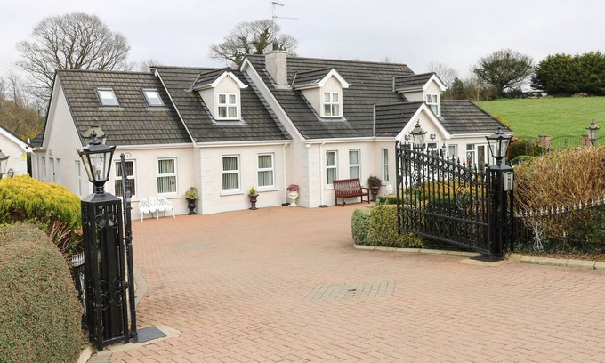 Magherafelt Casa | LOUGH NEAGH COTTAGE, pet friendly, with hot tub in Moneymore