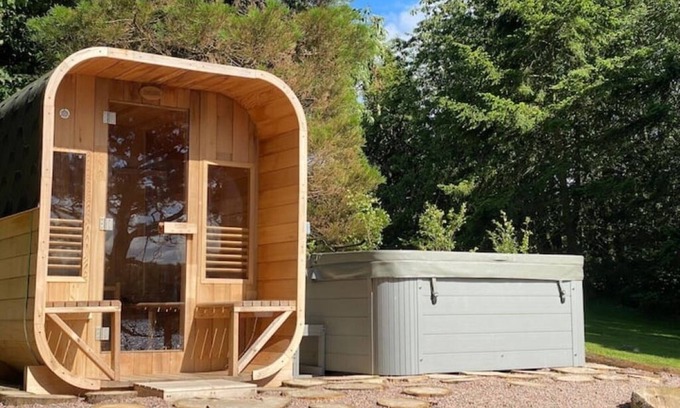 County Cavan Cabaña | Lough Sillan Lakeside Cottages - Adults only - outdoor spa - sleeps 6-8