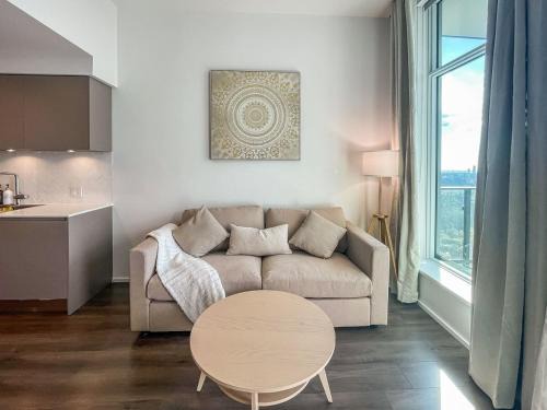 Burnaby Apartamento | Lougheed Sky Retreat, King Suite with Balcony and Parking