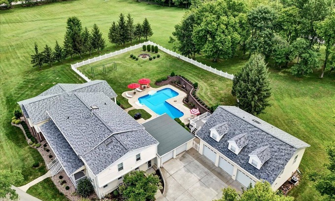 Buechel Casa | Louisville Country Manor - Pool & Pickleball!