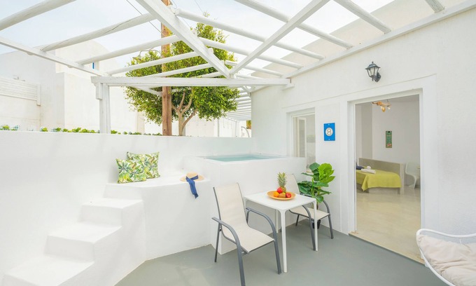 Perissa Apartamento | Loukas & Emma "Studio with hot tub"