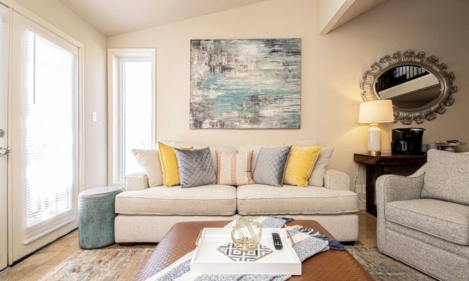 Royal Condominio | Loungin’ on the Lake Quiet spot to relax and enjoy lake views!