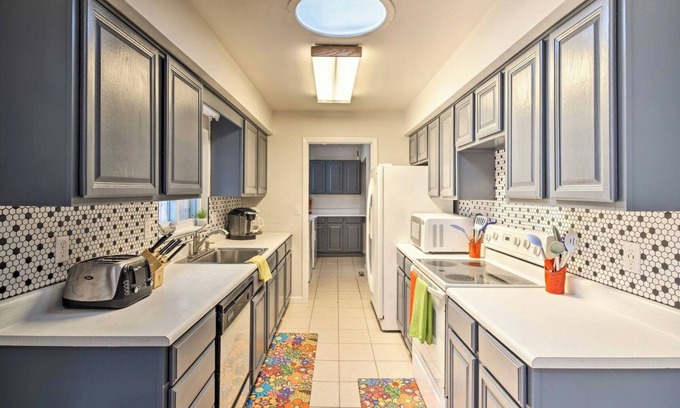 Laurel Park Casa | LOVE.LAUGH.LIVE-IN LAUREL PARK! {2 living spaces}