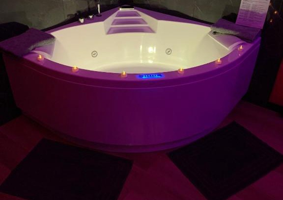 Bonnetable Apartamento | Love room avec jacuzzi privé