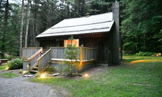 Leeper Cabina | Love to hike, kayak or just relax? Bring your friends, family, and dogs!