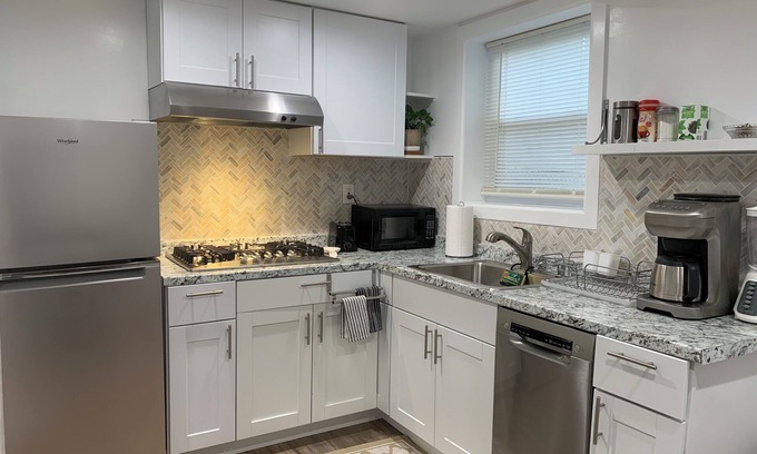 Industry Apartamento | LOVELY 1- BEDROOM APARTMENT WITH FREE PARKING.