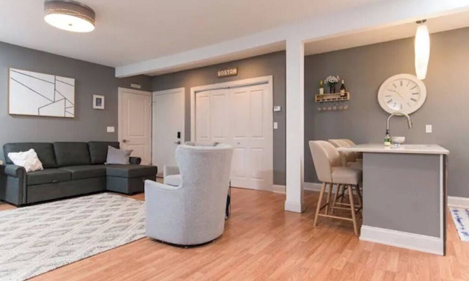 Wilmington Apartamento | Lovely 1-bedroom apt, nobody above, below+ parking
