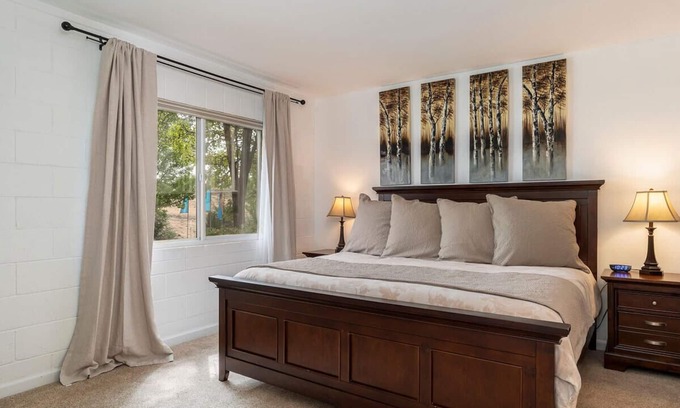 Northeast Reno Condominio | Lovely 1-bedroom condo with spectacular view pool