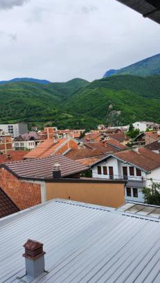 Pejë Apartamento | Lovely 1 bedroom within walking distance, views