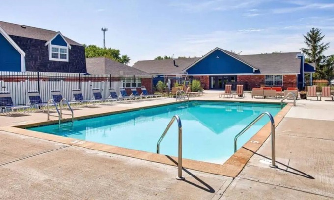 Zionsville Apartamento | Lovely 1 BR, 2 Beds Apartment with Pool, Sleeps 4