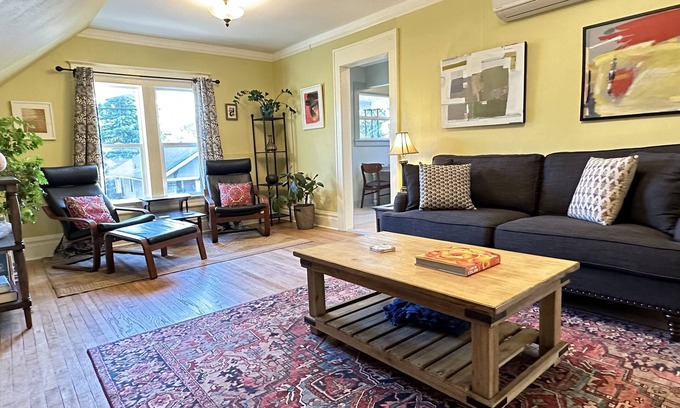 King Apartamento | Lovely 1bd Craftsman and Office Close-in NE, Pet-Friendly!