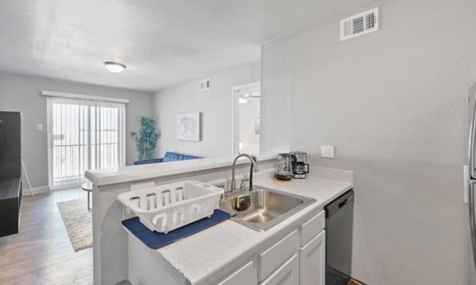 Vickery Meadow Apartamento | Lovely 1BR Apt Fully Equipped Kitchen