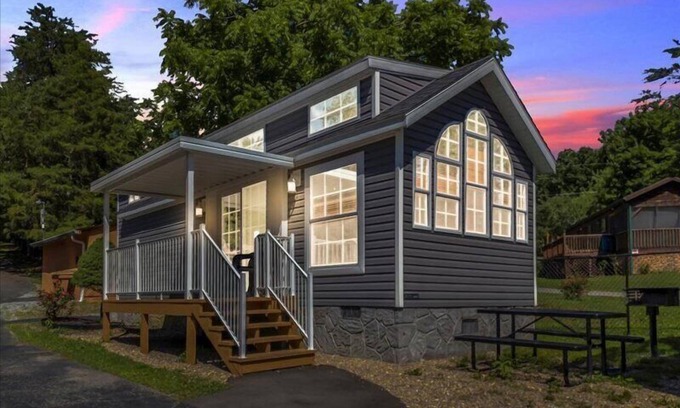 Gatlinburg - Pigeon Forge Cabaña | Lovely 1BR Cottage with Loft