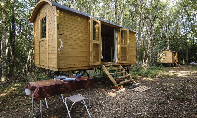 Sougeres-en-Puisaye Cabina | Lovely 2-Bed shepherds hut in a Forest