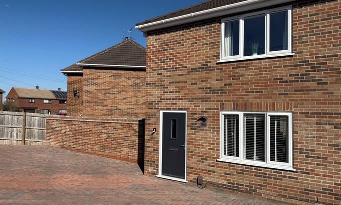 Lincoln Casa | Lovely 2 bed house in Lincoln, 12 minute walk from the famous Bailgate. Sleeps 4