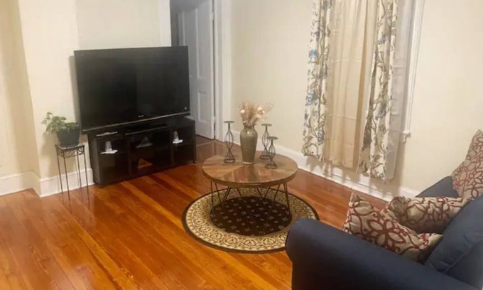 North Side Apartamento | Lovely 2-Bedroom apartment with outdoor firepit
