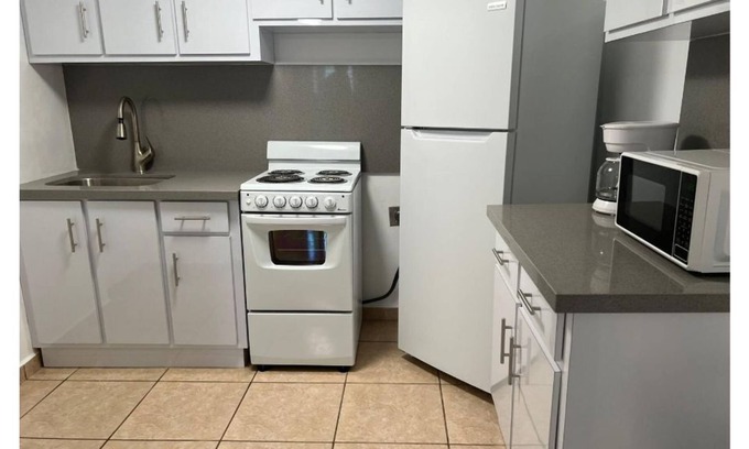 Camaceyes Apartamento | Lovely 2-bedroom apt # 5 only 5 minutes away from crashboat beach.