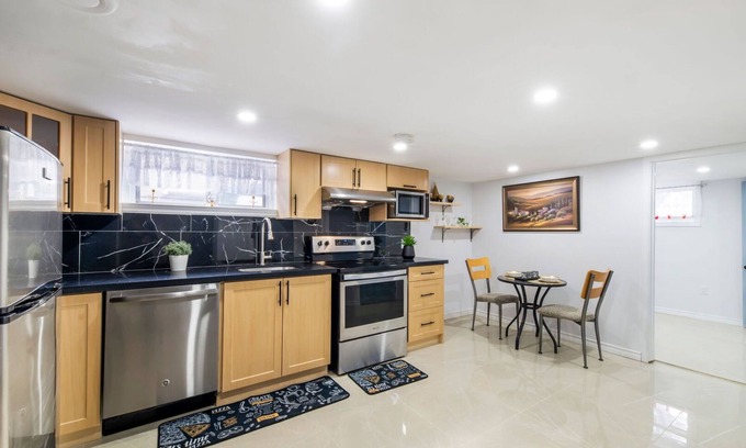 Topham Park Apartamento | Lovely 2 Bedroom Basement Apartment in East-York