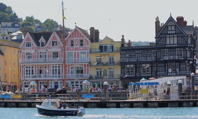 Dartmouth Chalet De Esquí | Lovely 2 bedroom chalet sleeps 6 in Dartmouth WIFI Electric inc Pet friendly.
