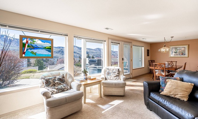 Chelan Condominio | Lovely 2-bedroom condo in Chelan, close to town with mountain views