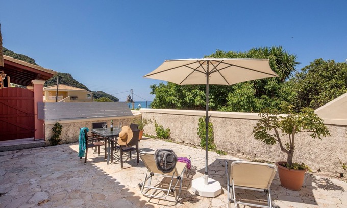 Agios Gordios Cabaña | Lovely 2 bedroom cottage just a two minute walk from the beach