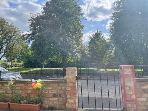 Belfast Casa | Lovely 2 bedroom house overlooking park, Free parking