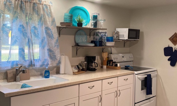 Taylor Creek Casa | Lovely 2-bedroom mobile home with AC in Okeechobee, on the canal near the locks.