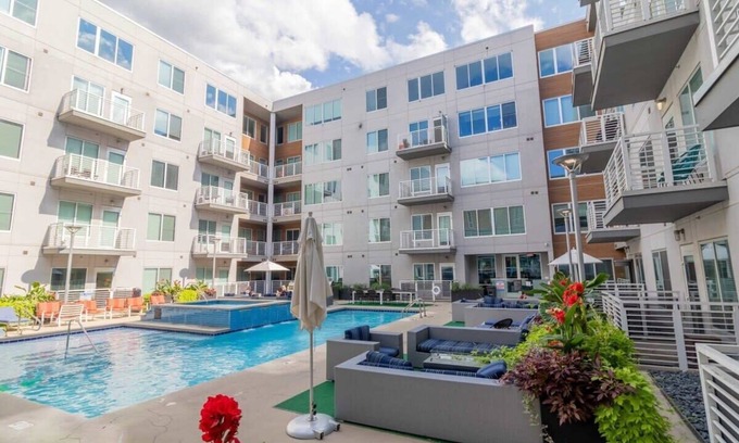 Grandview Heights Apartamento | Lovely 2-Bedroom with a Pool