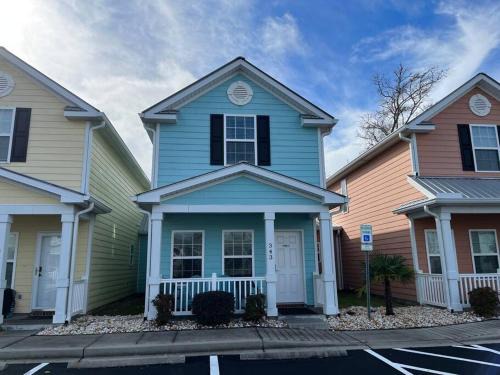 Myrtle Beach Casa | Lovely 2-level 2-br cottage, 2 blocks to beach