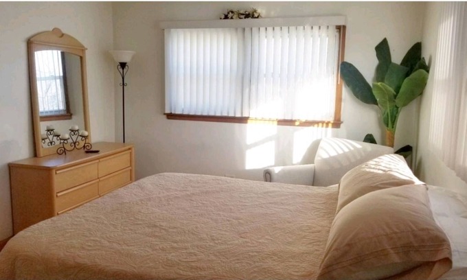 Berkeley Apartamento | ** Lovely 2BDRM Apt ** 20 mins Ohare or Chicago