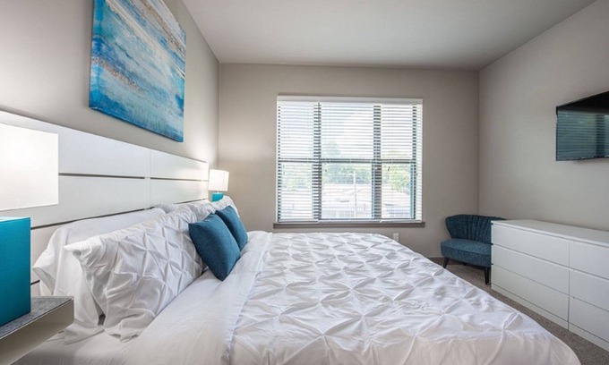 Loring Heights Apartamento | Lovely 2BDRM unit, Midtown w/ FREE Parking