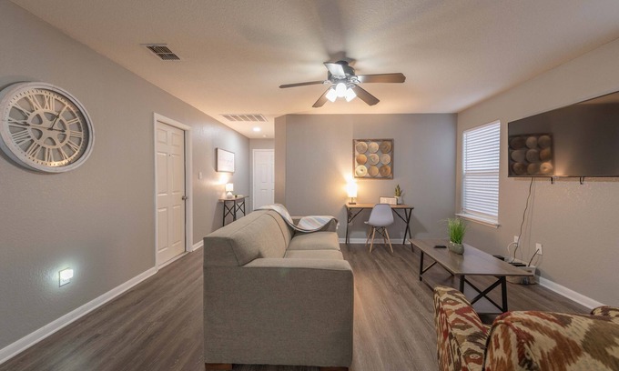 San Antonio Casa | Lovely 2BR/2BA gem close to Lackland AFB & Sea World