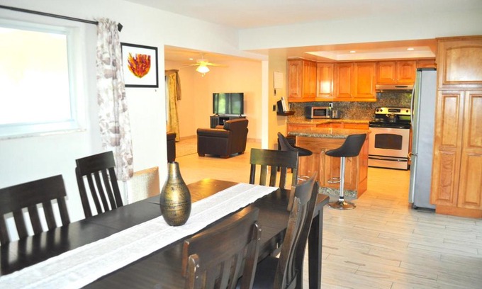 Coral Ridge Isles Casa | Lovely 3-bd, walk to bars, 9 min drive from beach! Heated pool.