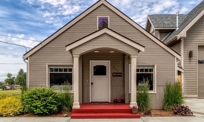College Place Casa | Lovely 3 bed, 2 bath home with a view of the park