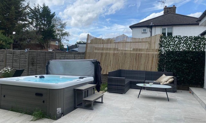 Potters Bar Casa | Lovely 3-bed House in Potters Bar Jacuzzi & 75inch
