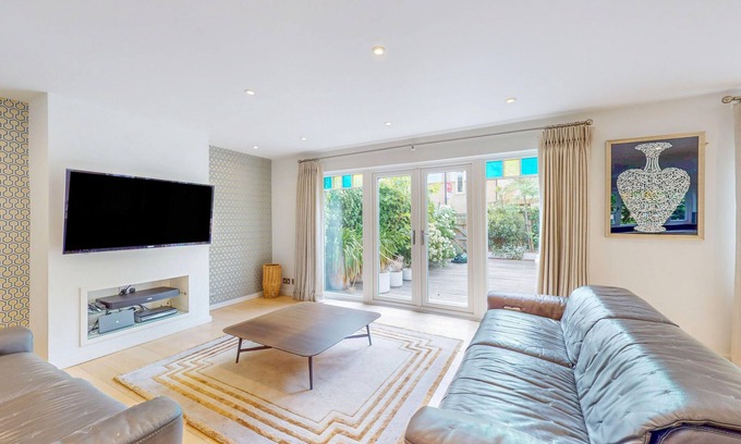West Hill Casa | Lovely 3 Bed W/Patio 5 Min Walk to Bus Stops