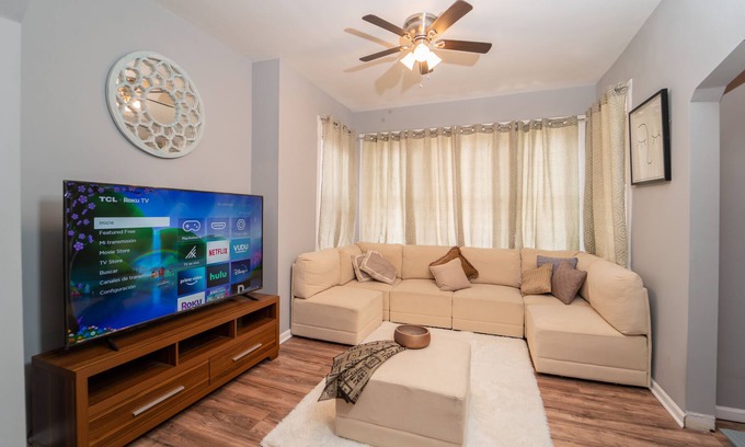 Blue Island Apartamento | Lovely 3 Bedroom Apartment… Waiting for You to Make it Home!