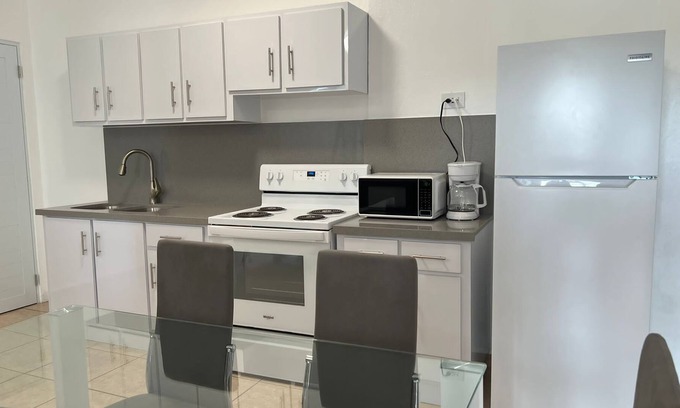 Camaceyes Apartamento | Lovely 3-bedroom apt# 2 only 5 minutes away from crashboat beach ..
