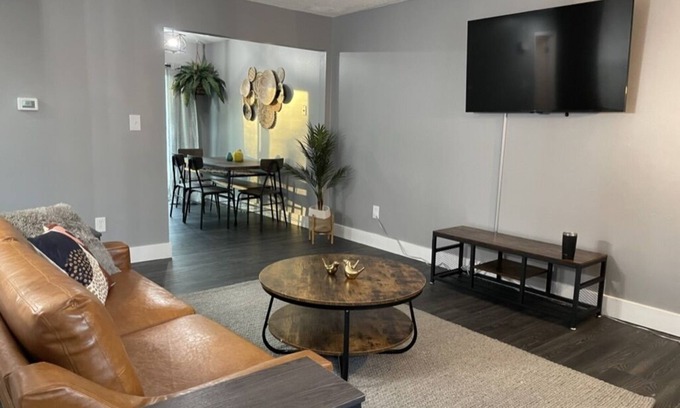 Grand Rapids Apartamento | Lovely 3 Bedroom, Close to Everything!!