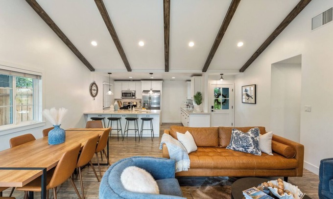 Goleta Casa | Lovely 3-bedroom Coastal Haven Firepit Hot Tub Beach 5 mins