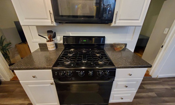 Salem Condominio | Lovely 3-bedroom condo with AC in charming Salem