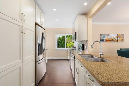 Port Moody Casa | LOVELY 3 bedroom PORT MOODY spacious home 6 people free parking