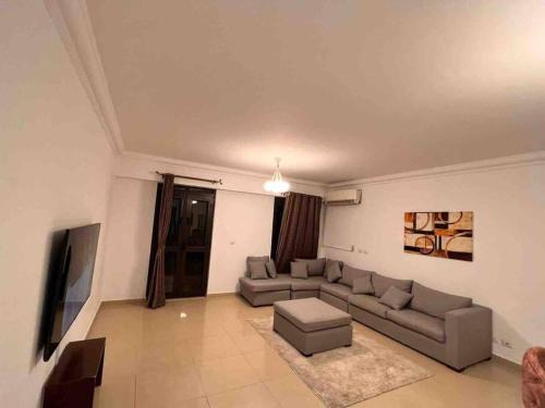 Madinaty Apartamento | Lovely 3-BR Hotel Apt in Madinaty Garden view