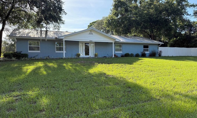 Eustis Casa | Lovely 3-Master bedroom house in Eustis with plenty of parking and a pizza oven.