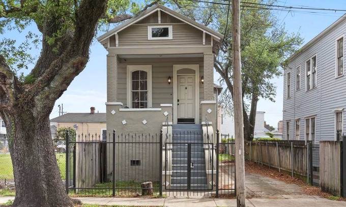 Faubourg Delassize Casa | Lovely 3BD | Steps to St. Charles | Gated Parking