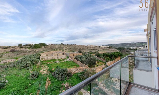 Mgarr Apartamento | Lovely 3BR Apt w/ Private Balcony & Views in Mgarr